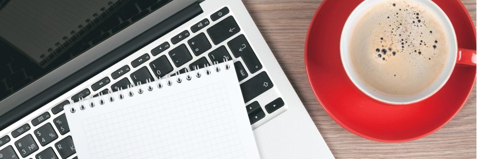 Uczestniczka sesji grupowej przy komputerze podczas pracy online